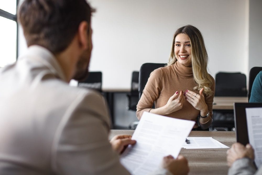 Antes mesmo da entrevista, um currículo bem feito abre portas 3 o recrutador lendo um currículo na entrevista do candidato