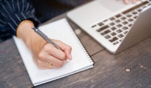 Leia mais sobre o artigo Renda Extra Escrevendo Textos Simples: Iniciante Consegue Mesmo Sem Experiência?