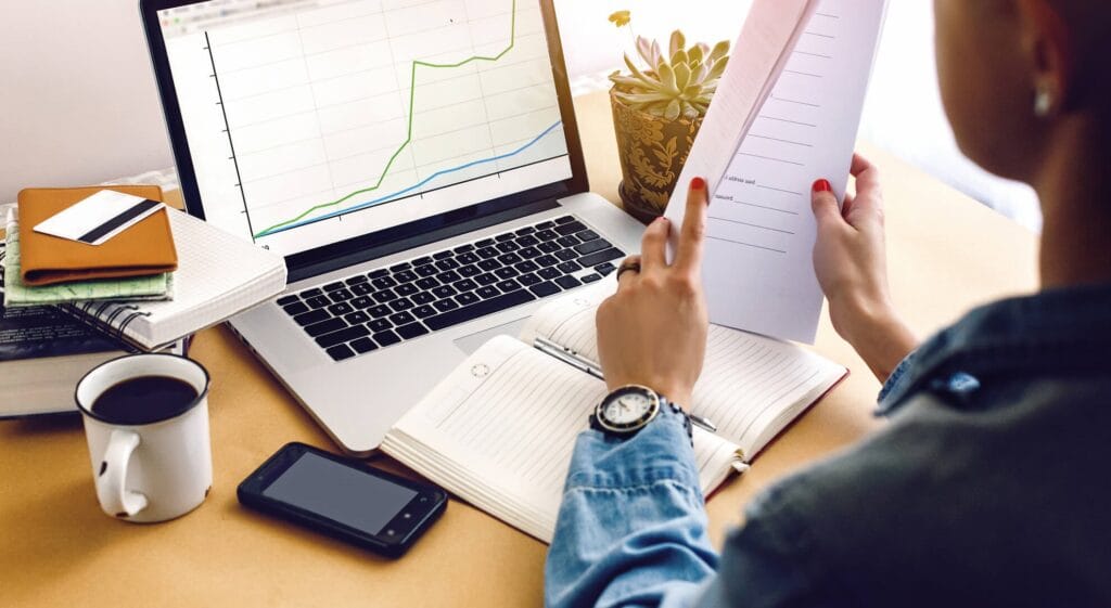 Guia Definitivo para Empreender em Casa em 2026: Modelos, Ferramentas e Estratégias 2 Análise de dados financeiros em casa.